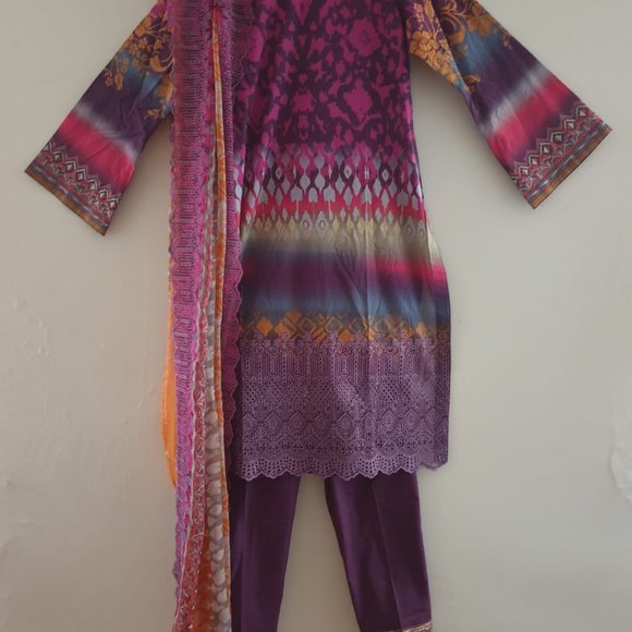 Magenta 3-Pcs lawn suit Embroidered - Picture 8 of 8